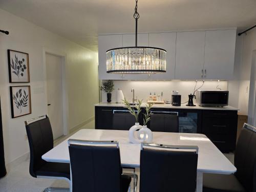 Kuchyň nebo kuchyňský kout v ubytování Casa Azure Your Private Waterfront Home