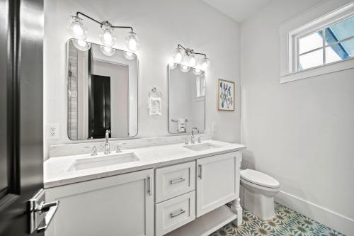 un bagno bianco con lavandino e WC di Kays Landing - 423 ad Anna Maria