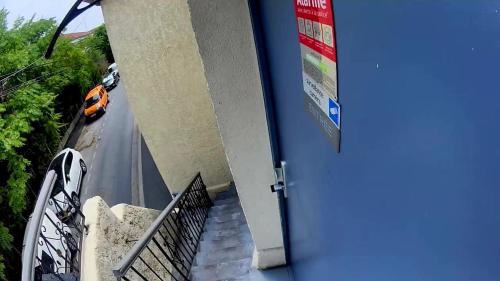 een deur van een schoolbus met een auto op de weg bij Le Berkane in Argenteuil