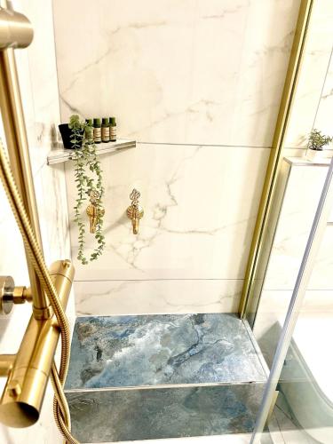 a glass shower in a bathroom with a marble wall at Luxuswohnung in Bodensee, im Radweg mit Parkplatz in Romanshorn