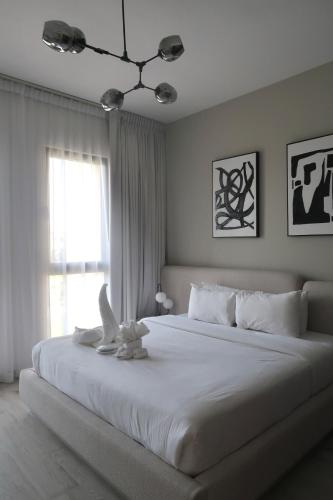 a bedroom with a large white bed with a bird on it at Skyline Views at Madinat Jumeirah Living in Dubai