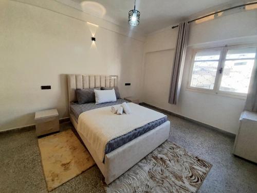 Un pat sau paturi într-o cameră la City Center Apartment Fez
