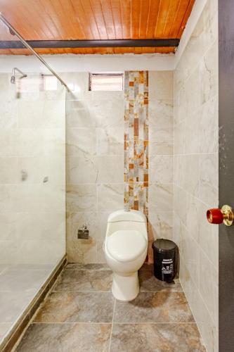 a bathroom with a toilet and a shower at Quinta Villanueva in Ibagué