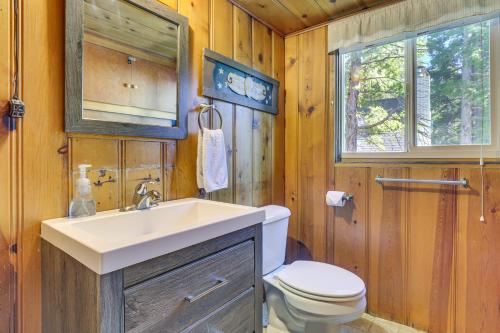 ein Badezimmer mit Waschbecken und Toilette in der Unterkunft Private Dock on Lake Arrowhead! Cozy Mtn Cabin in Lake Arrowhead
