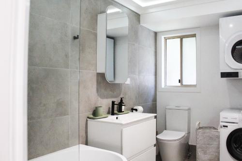 Koupelna v ubytování Beach Side Villa Walk to Shops-Pub-Beach Newly Renovated