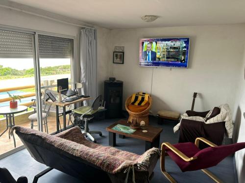TV a/nebo společenská místnost v ubytování Departamento frente al mar