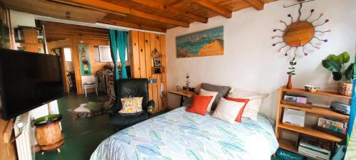 Ένα ή περισσότερα κρεβάτια σε δωμάτιο στο Studio Nature et Beauregard 30m2 en duplex proche lac, cures thermales et commerces