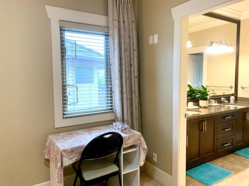 y baño con mesa, silla y espejo. en Sakura Stay two bedrooms with a private bathroom, en Richmond