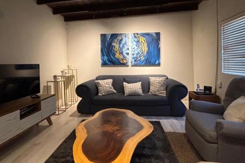 a living room with a couch and a table at Casa acogedora cerca de la playa in Ensenada