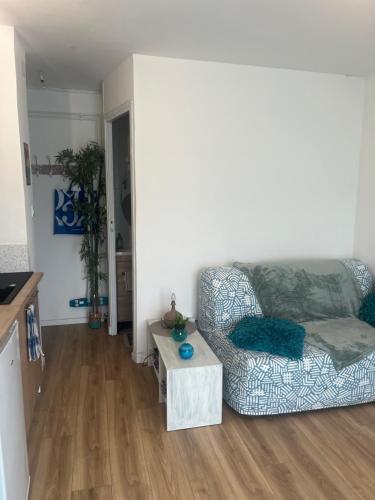 un salon avec un canapé et une table dans l'établissement Bienvenue à Toulon Emplacement idéal, à Toulon