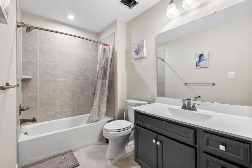 Ένα μπάνιο στο Private Room In A Modern Home