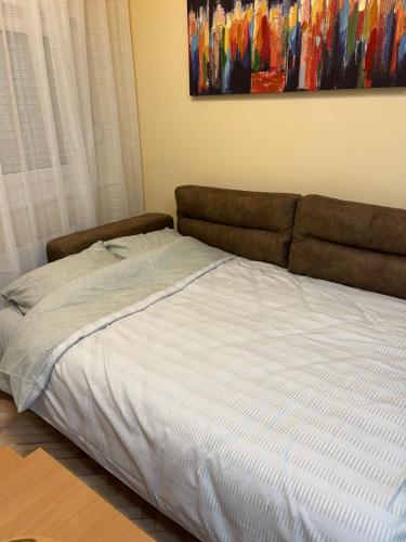 Postel nebo postele na pokoji v ubytování Heart of the City Studio