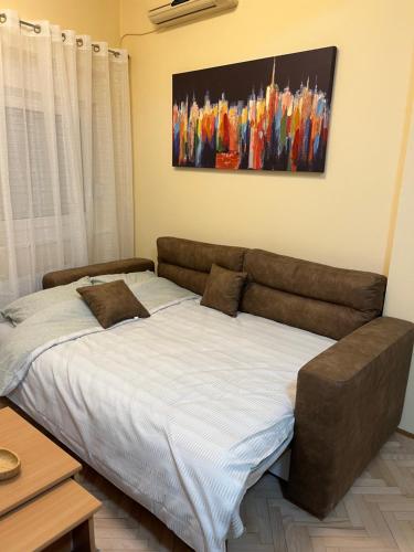 Postel nebo postele na pokoji v ubytování Heart of the City Studio