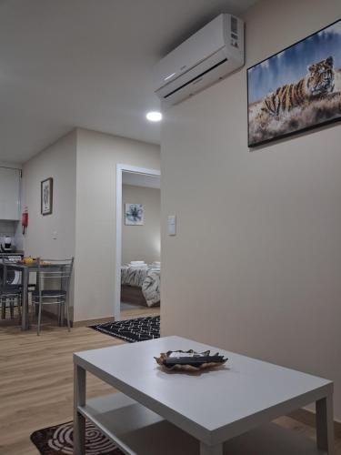 Una sala de estar con una mesa blanca en una habitación. en Arco-Íris, en Canhas