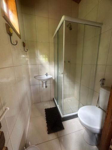 ein Badezimmer mit Dusche, Toilette und Waschbecken in der Unterkunft Chalé da Mata in Cachoeiras de Macacu