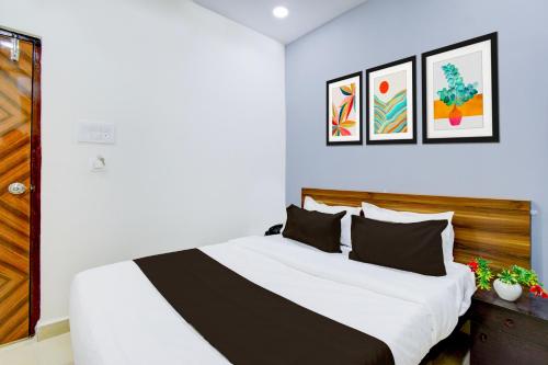 ハイデラバードにあるSuper Townhouse Nallagandla Lingampallyの部屋の中に大きなベッドがある寝室