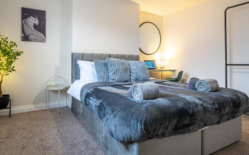 a bedroom with a large bed with a blue blanket at Cosy Corner in Derby