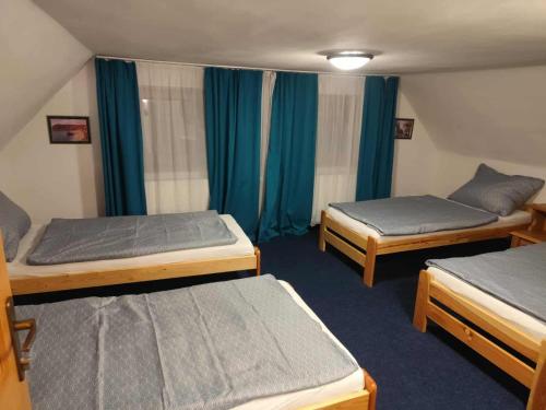 Ένα ή περισσότερα κρεβάτια σε δωμάτιο στο Penzion Kongo