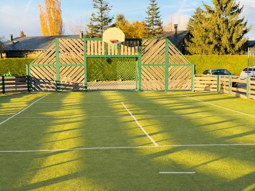 Tenis a/nebo squash v ubytování CAL QuEROL PALAU-xemeneia-basquet i tennis nebo okolí