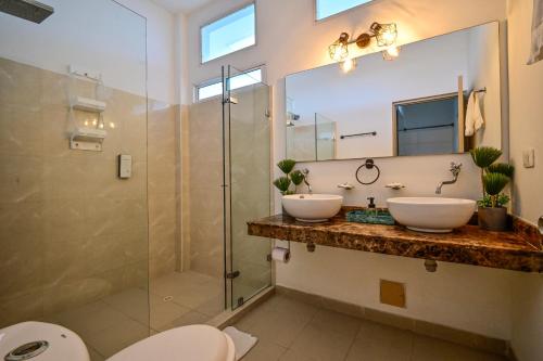 Ένα μπάνιο στο Hotel SEREMA