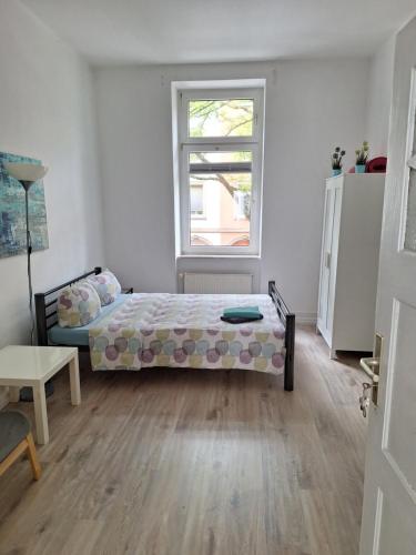 une chambre avec un lit et une fenêtre dans l'établissement Alicante privat room 5min walk from Railstation, à Coblence