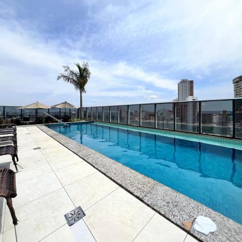 una piscina sul tetto di un edificio di Metropolitan Barcelona próximo ao Flamboyant e Autódromo Ar condicionado no quarto e na sala Piscina e jacuzzi no terraço academia completa restaurantes no térreo vaga privativa a Goiânia