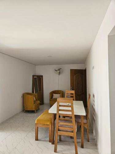 uma sala de jantar com mesa e cadeiras em Apartamento amoblado Doradal 302 em Doradal