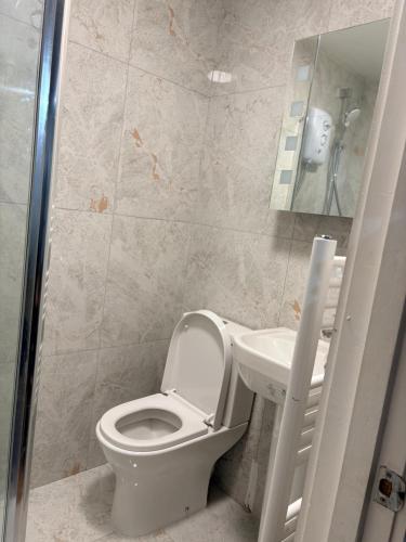 Vannituba majutusasutuses Ivy Cottage Two Bedroom & Garden in Temple Fortune