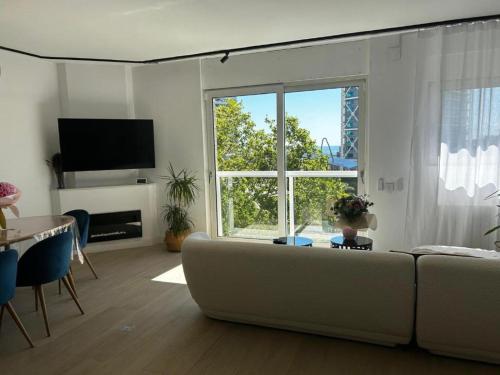 Et tv og/eller underholdning på Beachfront Family Oasis - 2BR for 4