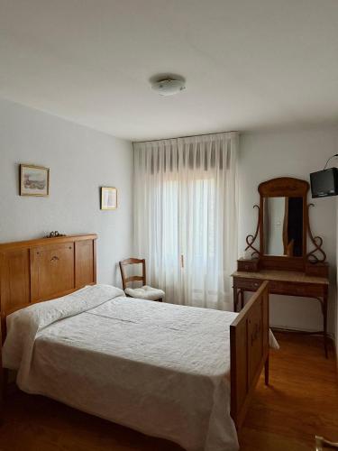 Ένα ή περισσότερα κρεβάτια σε δωμάτιο στο Alojamientos- Fonda El Soto-Entre Viñas