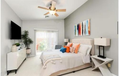 Ένα ή περισσότερα κρεβάτια σε δωμάτιο στο Hidden gem in La Quinta Cove by old town with saltwater pool and spa