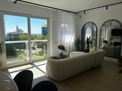 Et opholdsområde på Beachfront Family Oasis - 2BR for 4