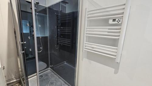 une douche avec une porte en verre dans une salle de bain dans l'établissement St Dié Central, à Saint-Dié-des-Vosges