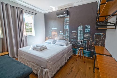 una camera da letto con un letto e un murale della città di Conforto e estilo inspirado em Nova York - Centro de Palmas a Palmas