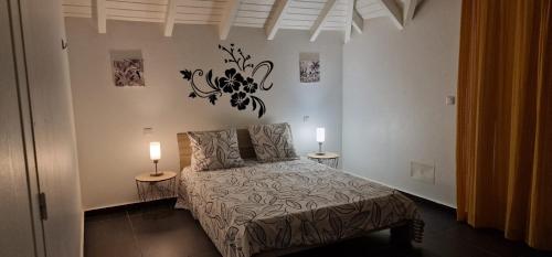 Postel nebo postele na pokoji v ubytování hébergement Les Abymes