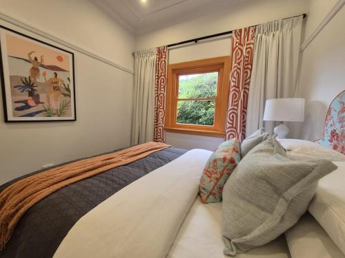 En eller flere senge i et værelse på Harbour Bungalow Rose Bay Sydney