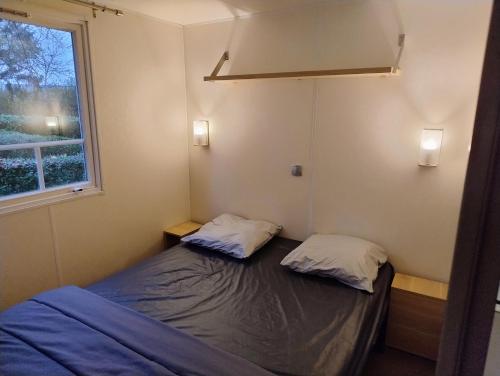 Postel nebo postele na pokoji v ubytování Mobil home proche d'Europa park et Rulantica 6 pers 3 chambres