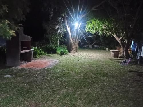 バラ・デル・チュイにあるPRAZER, Casa de Vacaciones en Barra del Chuy, Sol, Mar, Comodidad y compras a 400 mts del mar, se reserva con seña!の夜の庭の灯り