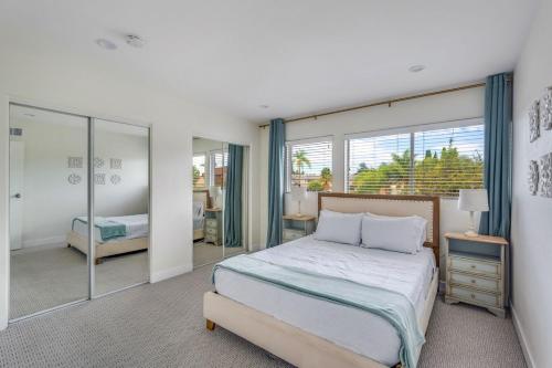 Ένα ή περισσότερα κρεβάτια σε δωμάτιο στο VaCaTiOn Pool FirePit PoolTable CloseToFwy