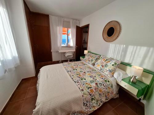 ein Schlafzimmer mit einem Bett und einem Tisch mit Spiegel in der Unterkunft Mi Pequeño Paraíso in El Pris