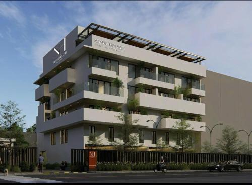 um prédio com uma placa na lateral em Nexus House Signature Xuân Thuỷ em Cidade de Ho Chi Minh