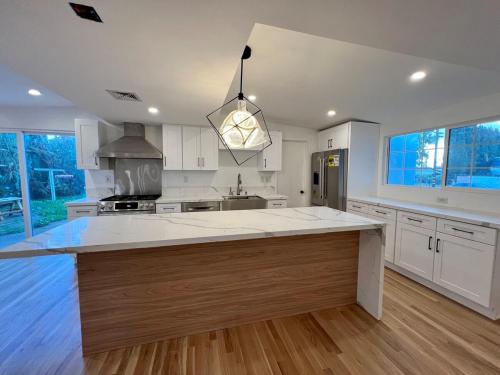 Kuchyň nebo kuchyňský kout v ubytování Tustin Palace EV Charger Close To Disneyland