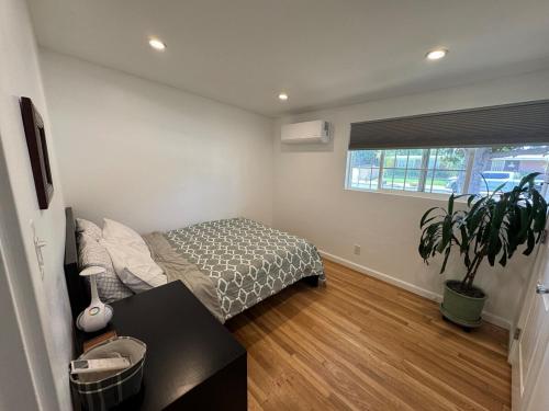 Postel nebo postele na pokoji v ubytování Tustin Palace EV Charger Close To Disneyland