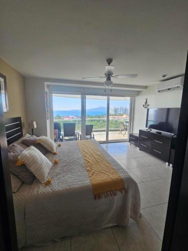 Postel nebo postele na pokoji v ubytování 8th Floor Villa Magna Condo