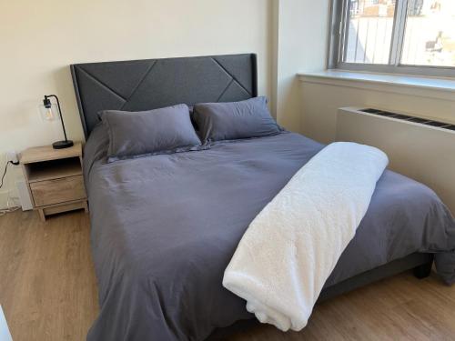 Una cama o camas en una habitación de Oasis Retreat - Cozy studio in Union Square