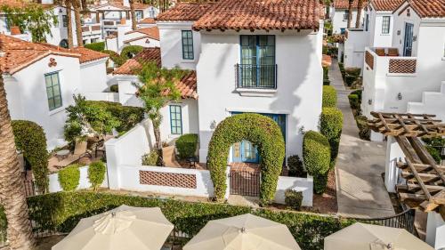 uma vista aérea de uma casa branca com guarda-chuvas em SV109 Secluded 1 Bedroom Spa Villa at LQ Resort em La Quinta