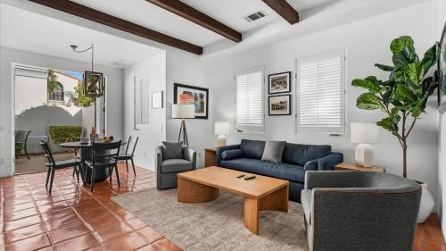 uma sala de estar com um sofá azul e uma mesa em SV109 Secluded 1 Bedroom Spa Villa at LQ Resort em La Quinta