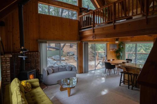 ein Wohnzimmer mit einer Couch und einem Kamin in einem Haus in der Unterkunft Sunshine Cabin Cozy 3BR Getaway and Deck in Pine Mountain Club