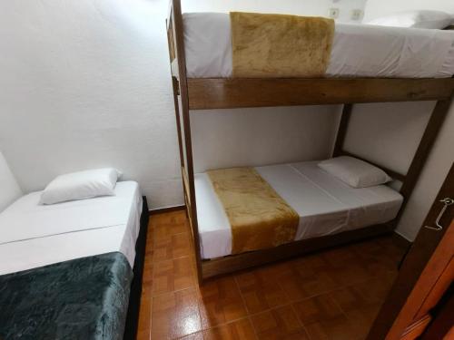 Cama o camas de una habitación en Roomiie Hostel