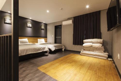 Ένα ή περισσότερα κρεβάτια σε δωμάτιο στο The Last Hotel Nampo